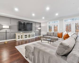 Mins to Annap; Luxury Townhome - Arnold - Living room