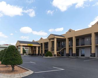 Super 8 by Wyndham Clarksville Northeast - Clarksville - Building