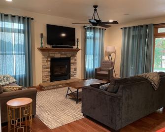 Modern Lake House with Stunning Views - Medford - Sala de estar