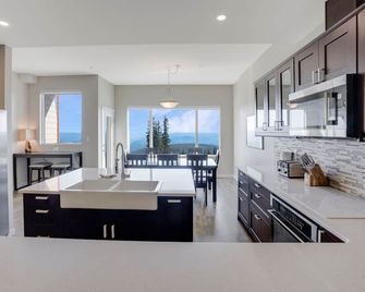 Spacious 3-Bedroom Townhome w/ Hot Tub, Ski-In/Ski-Out & Stunning Views - Vernon - Kjøkken