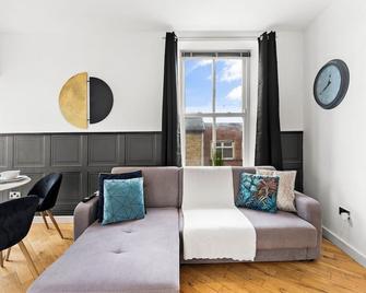Simple 2 Bed in Central Dewsbury - Sleep 4 - Dewsbury - Living room
