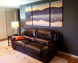 Guests Say: 'Meticulously Clean' And 'Absolutely Beautiful!' - Missoula - Living room