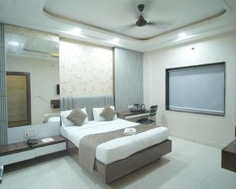 Hotel Adhiraj Inn - Kota - Schlafzimmer