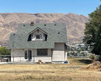 Spacious 5-bedroom house in welcoming Clarkston with WiFi, AC - Clarkston - Building