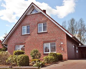 Luxury vacation home by sea, boat dock, handicap accessible & allergy friendly - Grossefehn - Building