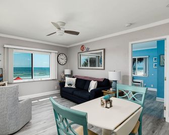 Cozy 1BR Condo w/ 0 min walk to beach! Spectacular views! Summer 2026 open! - North Redington Beach - Living room