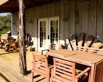 Delightful Equipped Barn With Pond Views - Bryan - Patio