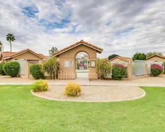 Pool Access and Fenced Backyard Modern Peoria Home! - Peoria - Building