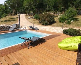 Air-conditioned Quercy cottage with heated pool and jacuzzi. - Autoire - Pool
