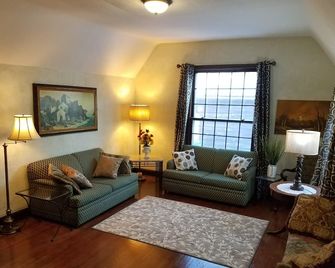 Cozy 2B/1.5B cottage 2.0 miles from central Minneapolis - Minneapolis - Living room