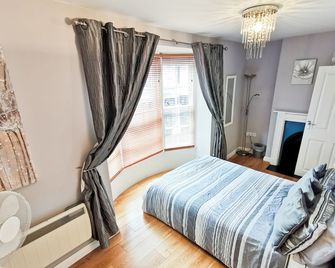 Church View Apartments - Weymouth - Bedroom