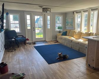 Enjoy views of beautiful Houghton Lake in charming LARGE home that sleeps 10. - Houghton Lake - Patio
