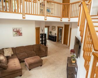 Hilo Vacation Rental - Hilo - Living room
