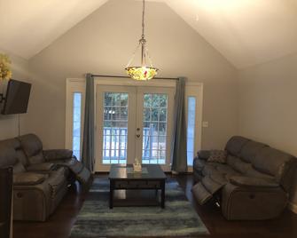 Spacious Modern Style Complex - Centereach - Sala de estar