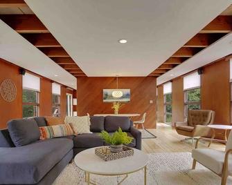 Mid Century Modern Getaway with outdoor Hot Tub - Wernersville - Lounge