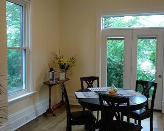 2 Bedroom Home, Steps Away From The Town Centre, Theatres, Restaurants & River. - Stratford - Comedor