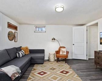#stayinmydistrict Twin Falls Pendleton Chic Suite - Twin Falls - Living room