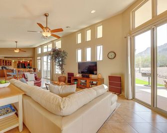Home Near El Conquistador Golf: Hot Tub + Mtn View - Oro Valley - Huiskamer