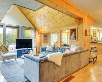 Storybook Stratton House 3 Mi to Mount Snow! - Stratton - Living room