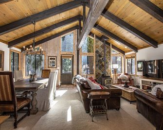 Thunder Lodge by Hauserman Rentals - Homewood - Living room