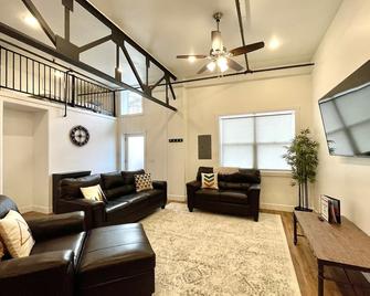 One block to Moab shops and restaurants closest condos to downtown - Moab - Living room