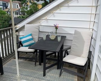 Private, cozy, furnished second floor studio in historic district with sea views - Shelburne - Balcony