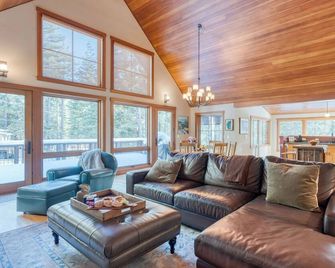Minutes to Ski Resorts, 5min Walk to Lake Sunnyside Ward Creek by Avantstay - Tahoe City