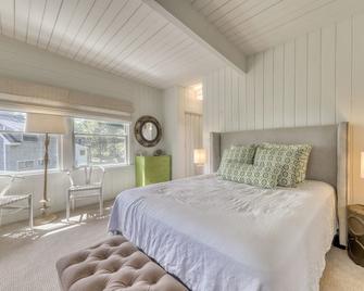 Elegant getaway with lovely deck, ocean & sunrise views, foosball & washer/dryer - Rye - Bedroom