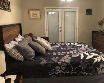 All the Comforts of Home Duplex. Backyard grill and atmosphere. Extra services! - Elk City - Bedroom