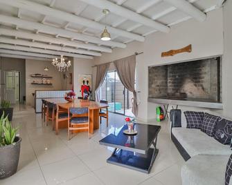 Mauya Guesthouse - Kuils River - Front desk