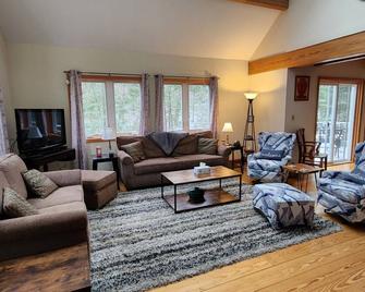 Spacious Home in Waterville Estates close to the community center - Campton - Living room