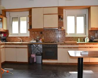 Spacious Apartment with Balconies, AC, king bed, near DT and transports - Glyfada - Kuchyň