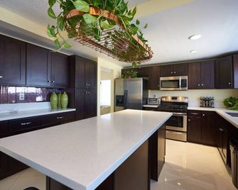 Beautiful 4 Bedroom, 4 King Size Beds, Cozy - Perris - Kitchen