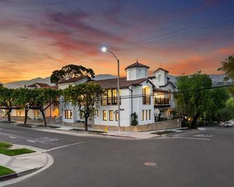 Casa Riviera - Boutique Apartments in Downtown Santa Barbara - Santa Barbara - Building