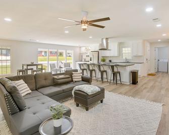 Northport Game Day Getaway 5 Mi to University! - Northport - Sala de estar