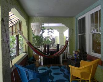 Beautiful and Large Bedroom in B& in Exquiste Tropical Home~Centrally Located - Miami - Patio