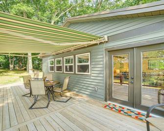 Private Island: Home in Belding w/ Dock & Grill! - Belding - Patio