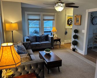 Beautifully Restored 1890’s House in beautiful & picturesque downtown Mystic. - Stonington - Living room