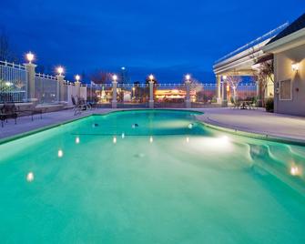 Holiday Inn Redding - Redding - Piscina