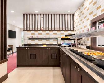 Ramada by Wyndham Cobham - Cobham - Buffet