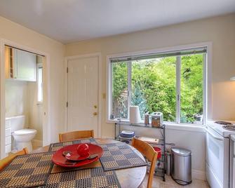Dog-friendly house with tranquil surroundings, deck, walk to the river - Guerneville - Dining room