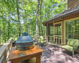 Lakefront Hamilton Cabin w/ Dock & Fire Pit! - Hamilton - Balcony