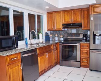 Cozy Home Away From Home - Margate - Kitchen