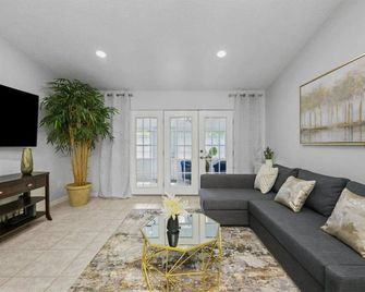 Sunny Florida home with a pool - Jacksonville - Living room