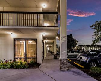 Baymont by Wyndham Camp Lejeune - Jacksonville - Building