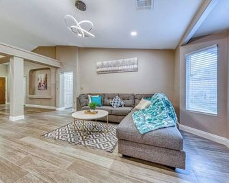 Newly Remodeled Home - 10 mins to Vegas Strip! - Henderson - Living room