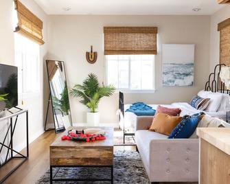 Adorable studio with easy parking on the street. Ask if you need driveway. - سان دييغو - غرفة معيشة