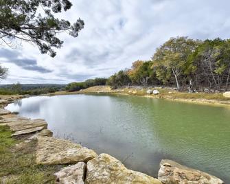 8 Br Private Ranch, River Access, Pool, Lakes, Game Room, 7k Sqft House, - Driftwood - Outdoors view
