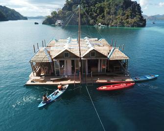 Paolyn Floating House Restaurant - Coron - Building