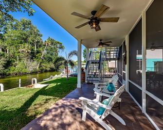 Direct Weeki Wachee Riverfront!! Key West Paradise! - Weeki Wachee - Patio